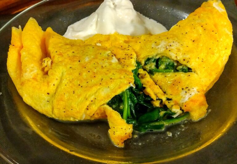 Easy Hearty Cheesy Bacon & Spinach Omelette Recipe For Breakfast Or ...