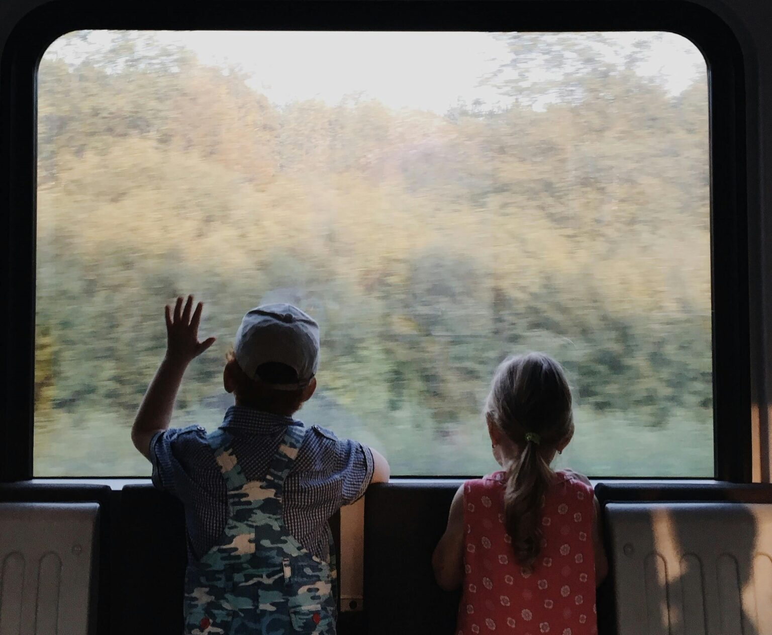 best-entertaining-travel-activities-games-for-kids-on-airplanes-trips