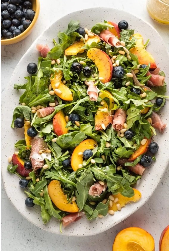 peach and arugula salad